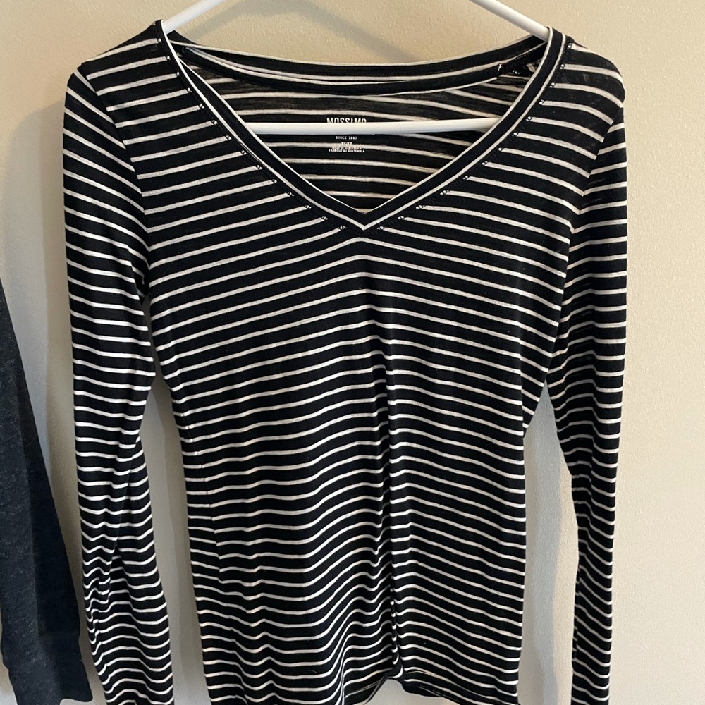 Mossimo vneck long sleeve shirt